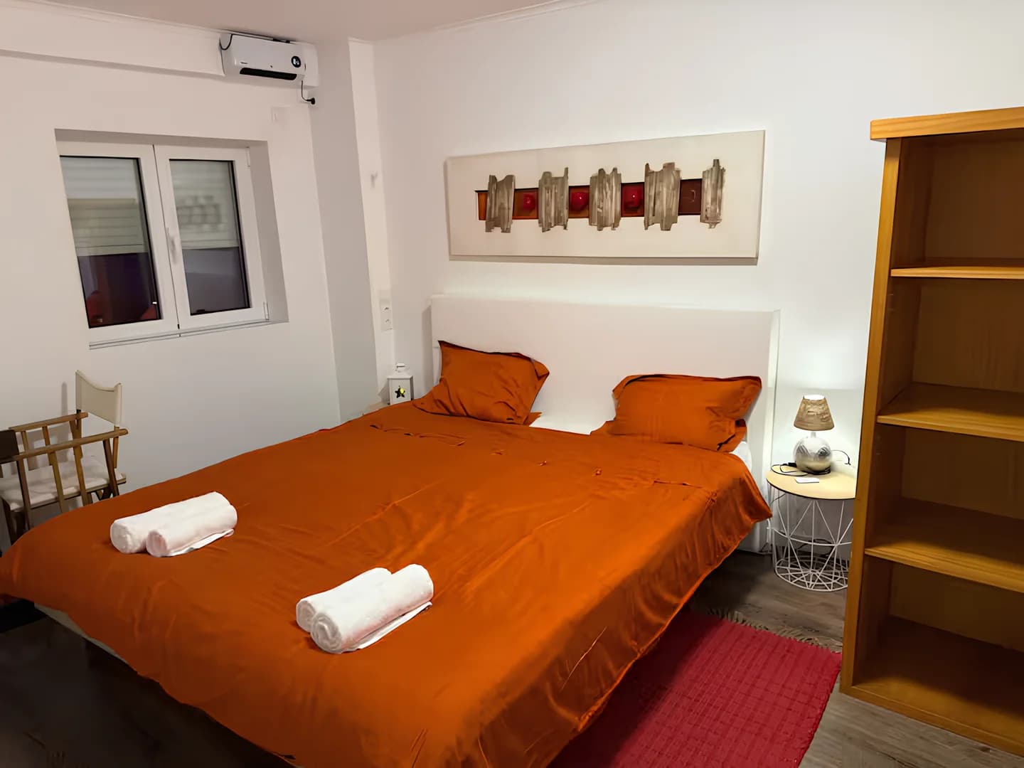 Quarto luminoso com cama de casal e decoração moderna em Montalegre
